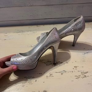 Open toed silver heels💖